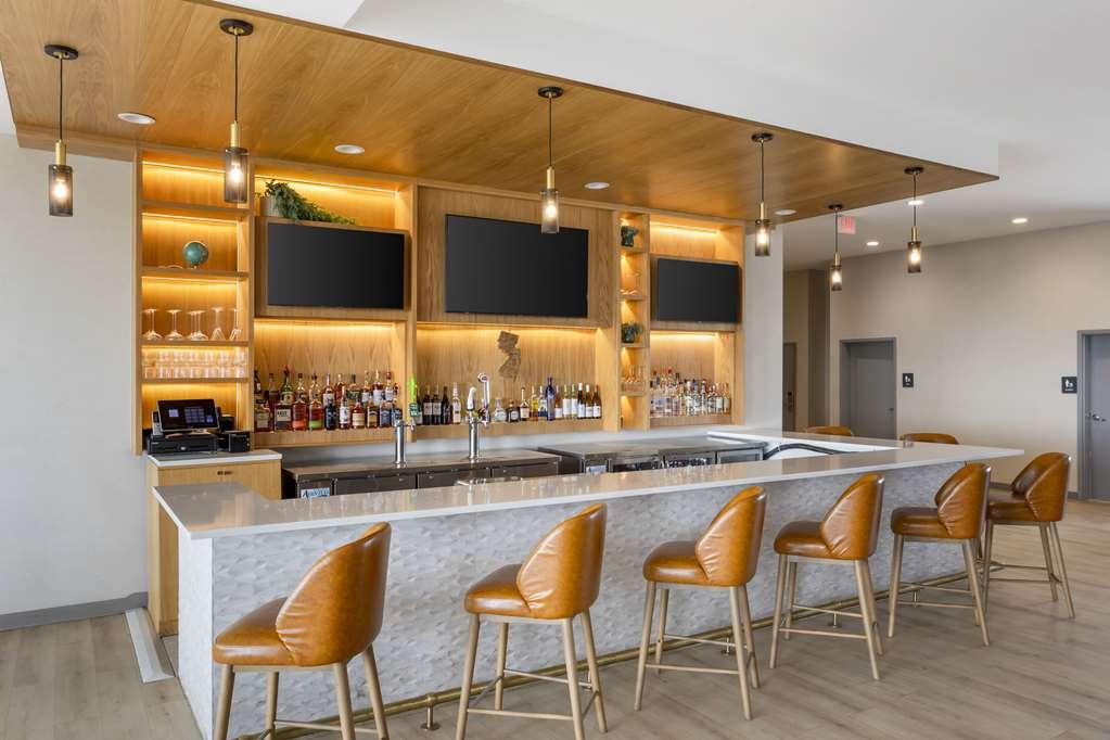 Comfort Inn & Suites Newark Liberty International Airport Ресторан фото